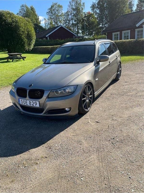 Brun Begagnad 2011 BMW 320 Kombi | 60 000 kr (Marknadspris) - Bild 1/3