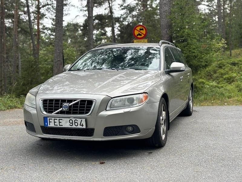 Ljusbrun (lbrun) Begagnad 2007 Volvo V70 Kombi | 44 900 kr (Dyr) - Bild 1/4