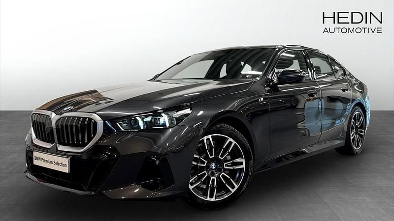 Grå (grey) Begagnad 2025 BMW 520 M Sport Sedan | 548 700 kr (Bra pris) - Bild 1/4