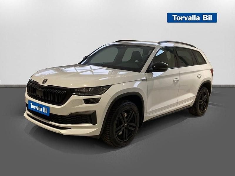 Vit Begagnad 2022 Skoda Kodiaq SportLine SUV | 399 900 kr (Marknadspris) - Bild 1/4