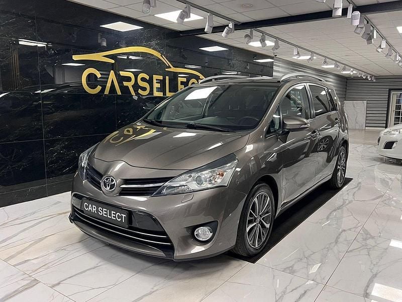 Mörkgrå (grå) Begagnad 2017 Toyota Verso Active Minibuss | 169 000 kr (Dyr) - Bild 1/4
