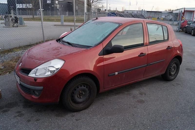 Begagnad Renault Clio II 75 HK (55 kW) 2007 Röd Halvkombi