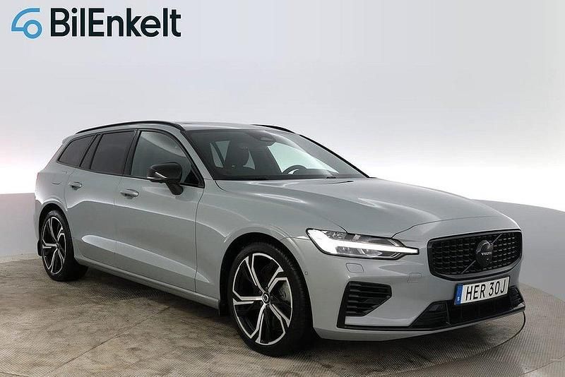 Grå Begagnad 2024 Volvo V60 Plus Kombi | 498 900 kr (Marknadspris) - Bild 1/4