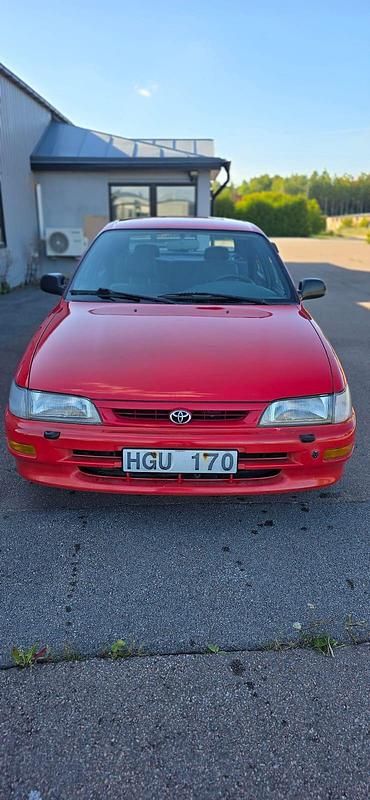 Röd Begagnad 1996 Toyota Corolla Halvkombi | 39 900 kr - Bild 1/4