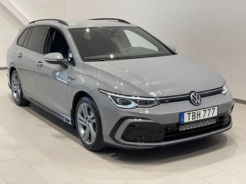 Grå (moonstone grey) Begagnad 2023 VW Golf VIII R-line Kombi | 239 900 kr (Lite dyr) - Bild 1/3