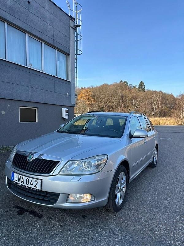 Silver Begagnad 2011 Skoda Octavia Elegance Kombi | 34 900 kr (Bra pris) - Bild 1/4