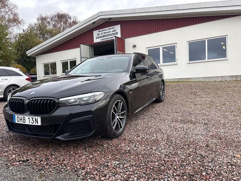 Svart Begagnad 2022 BMW 530e M Sport Kombi | 379 000 kr (Marknadspris) - Bild 1/4