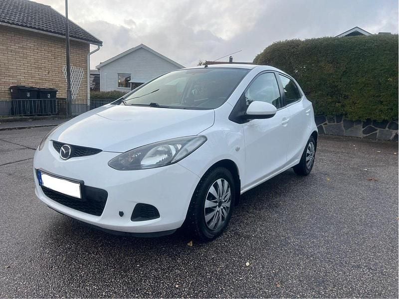Vit Begagnad 2009 Mazda 2 Halvkombi | 24 999 kr (Marknadspris) - Bild 1/4