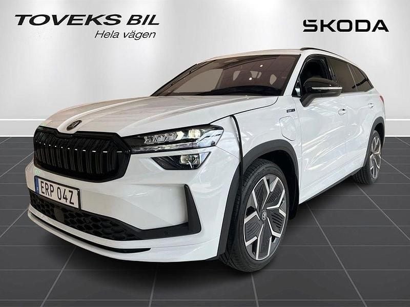Vit (moon white metallic) Ny 2025 Skoda Kodiaq SportLine SUV | 556 800 kr - Bild 1/4