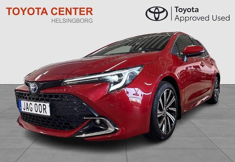 Röd Begagnad 2023 Toyota Corolla Hybrid Executive Halvkombi | 329 900 kr - Bild 1/4