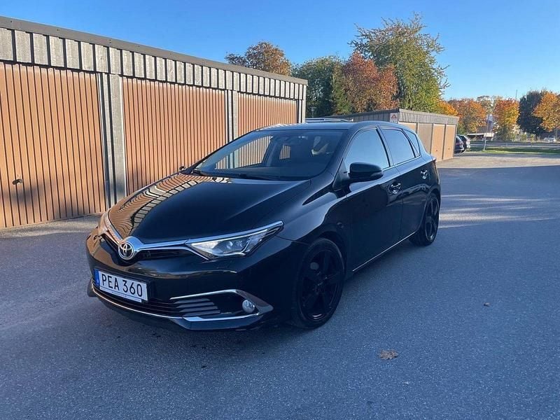 Svart Begagnad 2017 Toyota Auris Multidrive S Halvkombi | 175 000 kr (Marknadspris) - Bild 1/4
