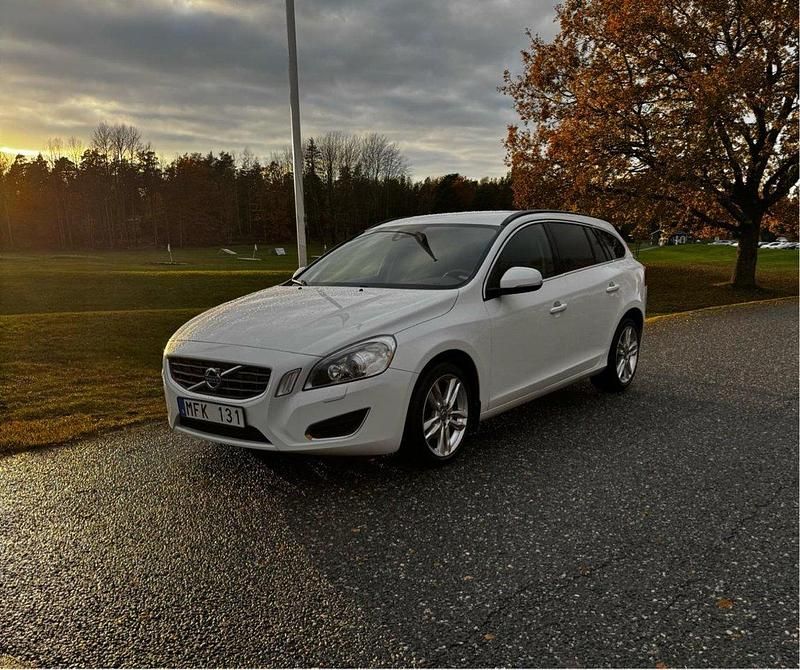 Vit Begagnad 2012 Volvo V60 Momentum Kombi | 75 000 kr (Bra pris) - Bild 1/4