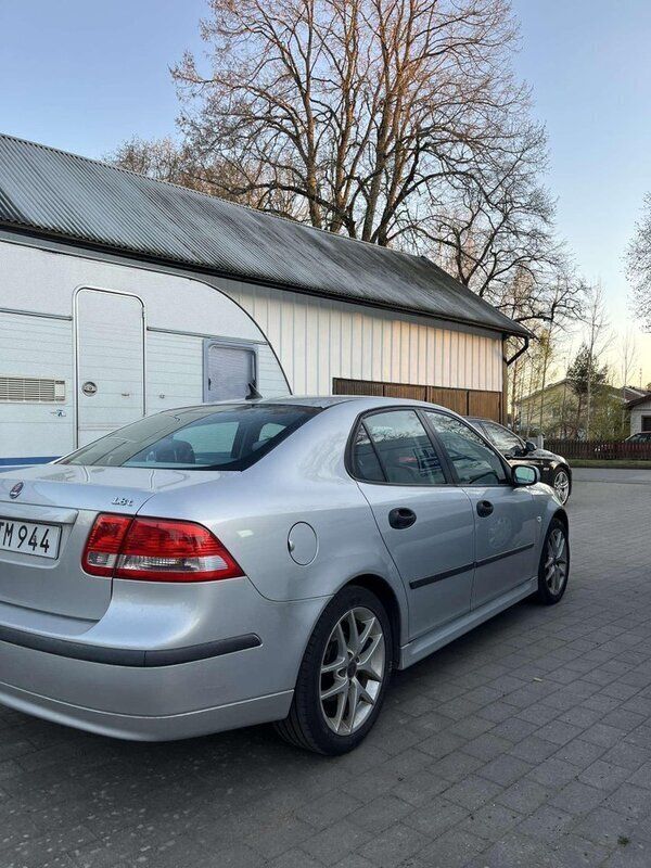 Silver Begagnad 2005 Saab 9-3 Linear Sedan | 20 000 kr (Marknadspris) - Bild 1/4