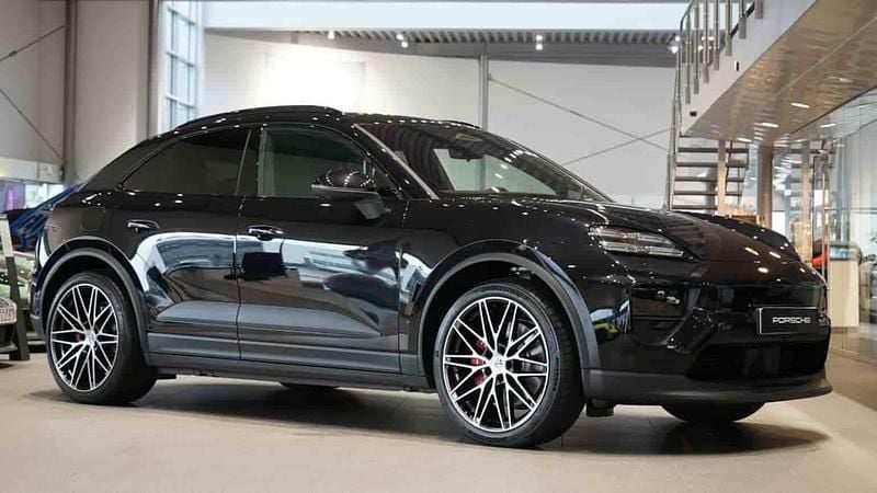 Svart Ny 2025 Porsche Macan SUV | 1 198 800 kr (Marknadspris) - Bild 1/1