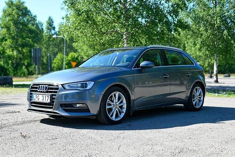 Grå Begagnad 2013 Audi A3 Sportback Ambition Halvkombi | 125 000 kr (Marknadspris) - Bild 1/4