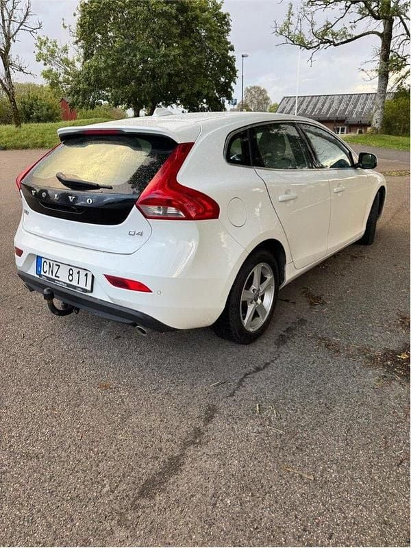 Vit Begagnad 2013 Volvo V40 Momentum Kombi | 85 000 kr (Marknadspris) - Bild 1/4