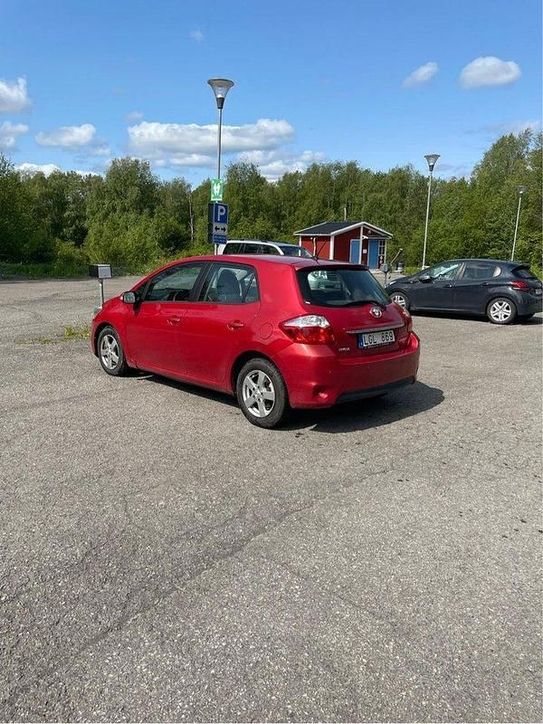 Röd Begagnad 2011 Toyota Auris Plus Halvkombi | 33 000 kr - Bild 1/4