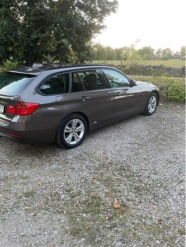 Brun Begagnad 2013 BMW 320 Sport Line Kombi | 89 000 kr (Bra pris) - Bild 1/4