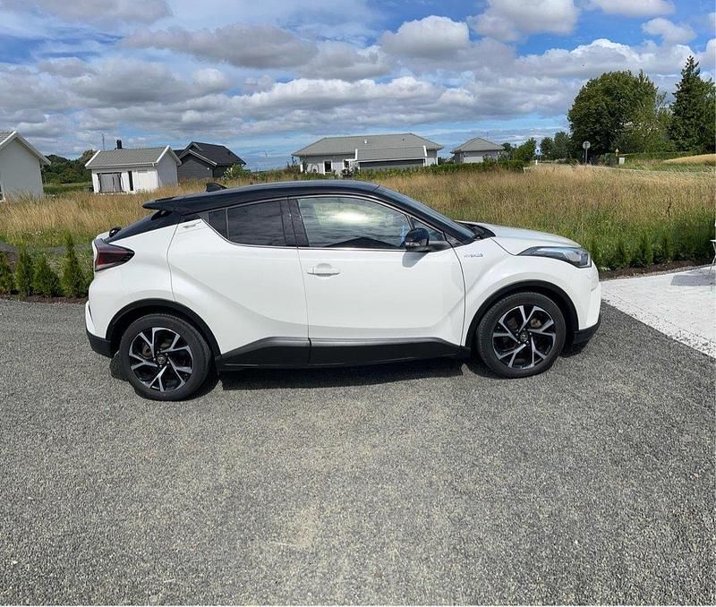 Vit Begagnad 2017 Toyota C-HR+ Style SUV | 199 000 kr (Marknadspris) - Bild 1/4