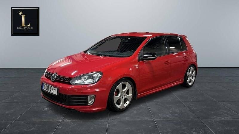 Röd Begagnad 2012 VW Golf VII Edition Halvkombi | 144 900 kr (Marknadspris) - Bild 1/4