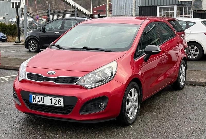 Röd Begagnad 2013 Kia Rio Halvkombi | 54 990 kr (Bra pris) - Bild 1/4