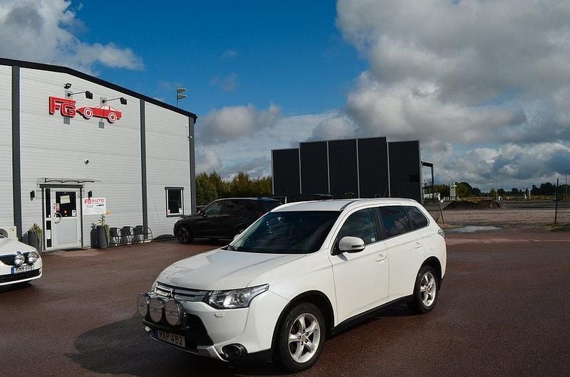 Vit Begagnad 2014 Mitsubishi Outlander SUV | 89 000 kr (Bra pris) - Bild 1/4