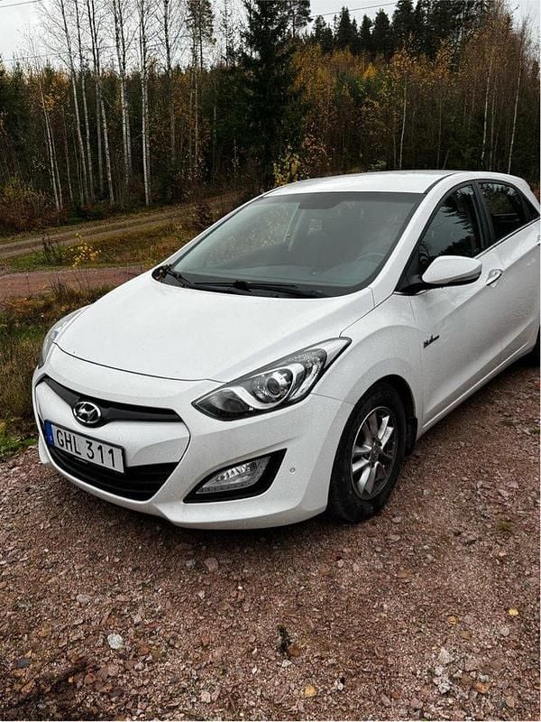 Vit Begagnad 2014 Hyundai i30 Halvkombi | 85 000 kr (Lite dyr) - Bild 1/4