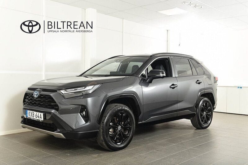 Grå Begagnad 2023 Toyota RAV4 Hybrid Style SUV | 464 900 kr (Marknadspris) - Bild 1/4
