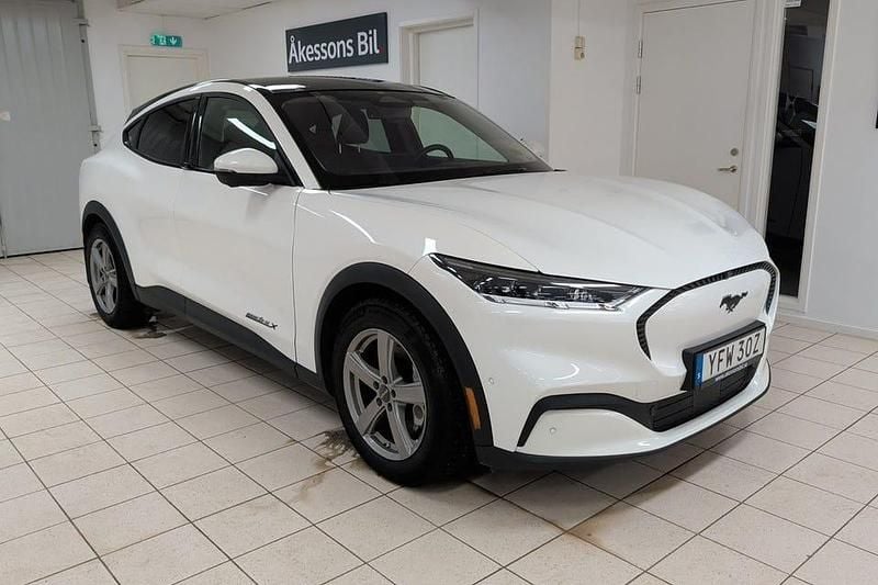Vit Begagnad 2021 Ford Mustang Mach-E SUV | 319 000 kr (Bra pris) - Bild 1/4