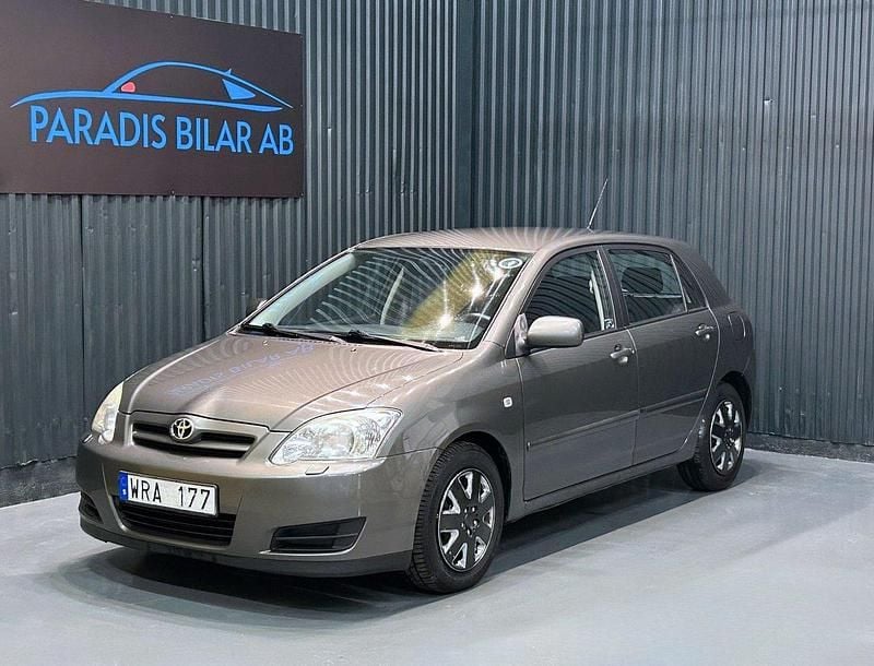 Grå Begagnad 2005 Toyota Corolla Halvkombi | 34 900 kr (Marknadspris) - Bild 1/4