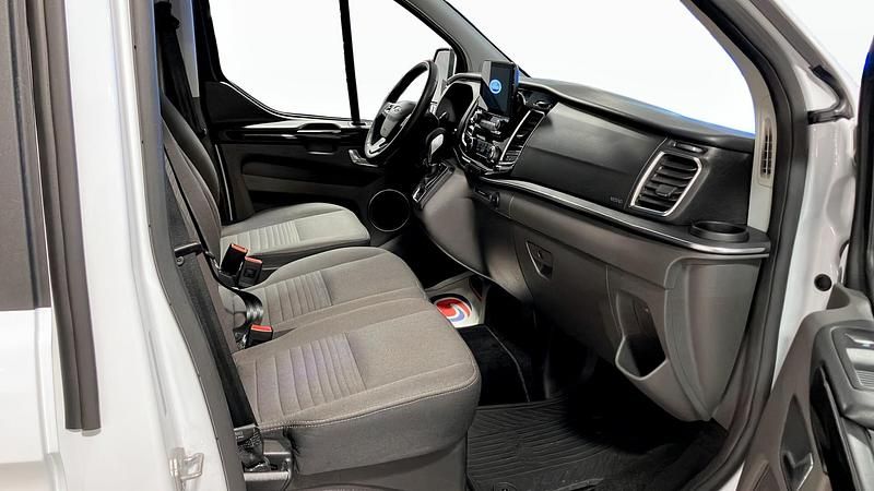 Begagnad Ford Tourneo 170 HK (125 kW) 2023 Frozen white Minibuss