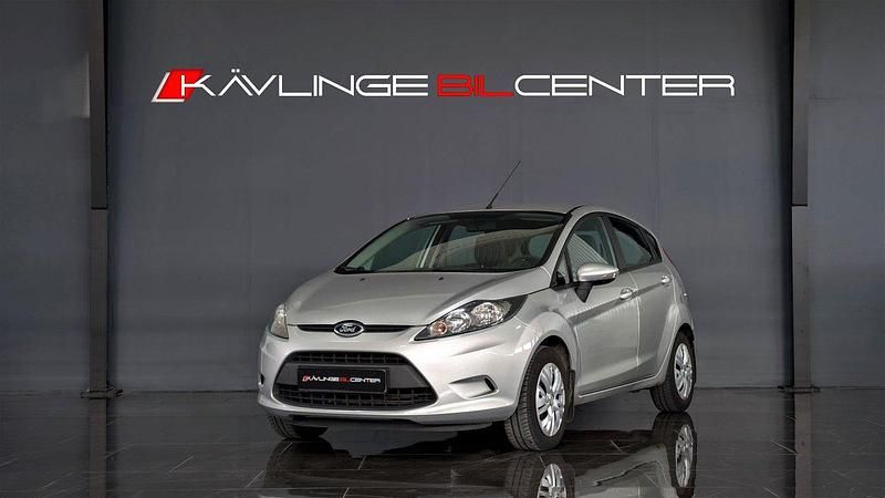 Grå Begagnad 2012 Ford Fiesta Trend Halvkombi | 39 900 kr (Marknadspris) - Bild 1/4