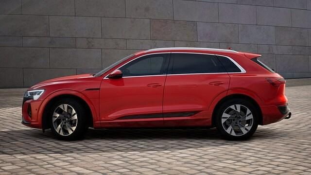 Begagnad Audi Q8 e-tron Proline 300 kW (408 HK) 2023 Soneiraröd metallic SUV