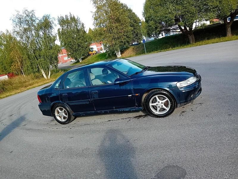 Blå Begagnad 2001 Opel Vectra Sedan | 5 900 kr - Bild 1/4