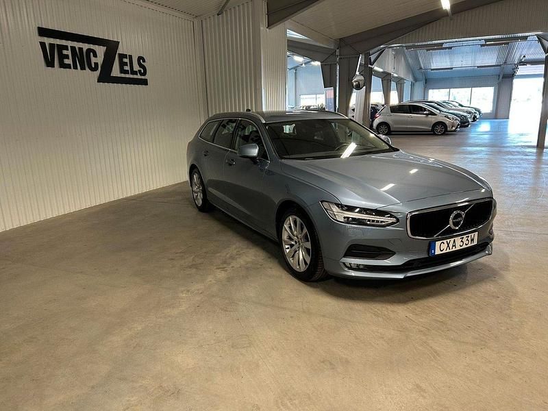 Begagnad Volvo V90 Momentum 191 HK (140 kW) 2019 Ljusblå Kombi