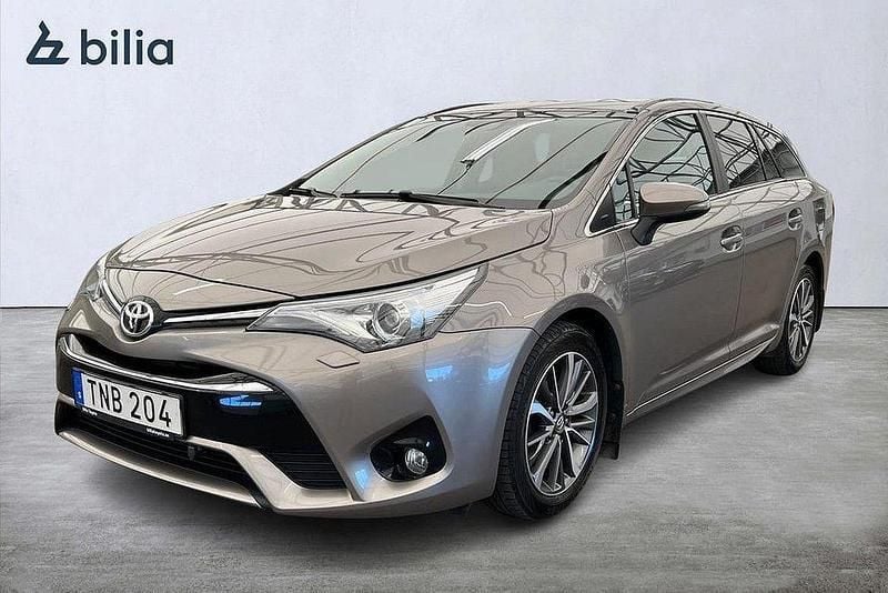 Brun Begagnad 2016 Toyota Avensis Active Kombi | 178 900 kr (Marknadspris) - Bild 1/3
