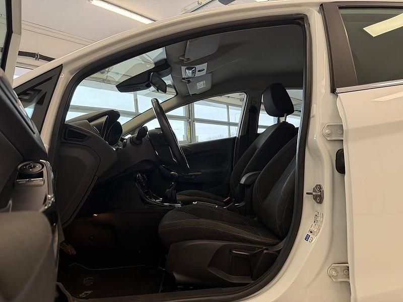 Begagnad Ford Fiesta Titanium 80 HK (58 kW) 2015 Vit Halvkombi