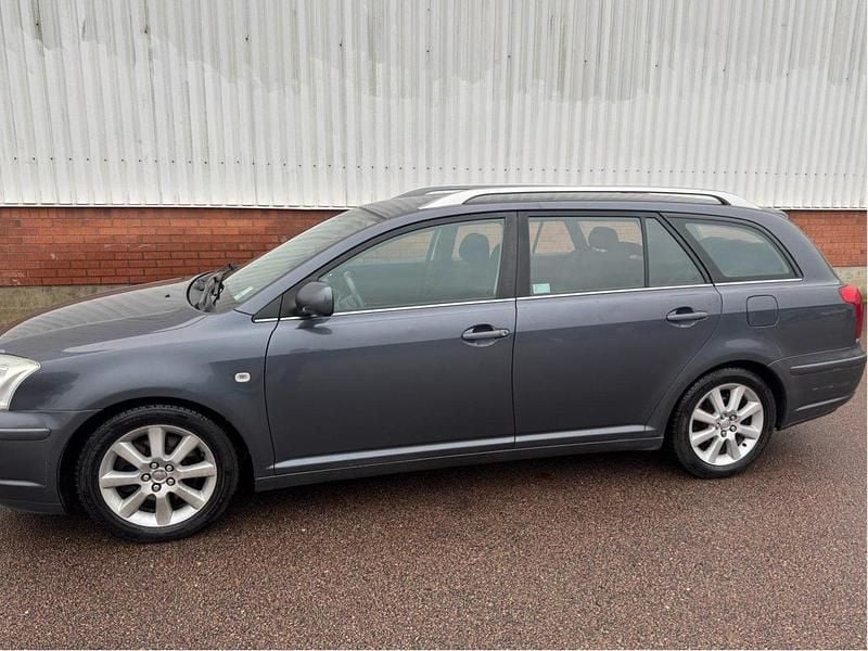 Grå Begagnad 2006 Toyota Avensis Kombi | 27 800 kr (Marknadspris) - Bild 1/4