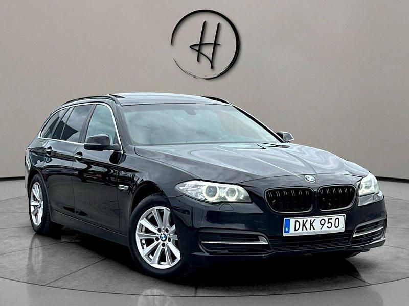 Svart Begagnad 2014 BMW 520 Kombi | 149 900 kr (Lite dyr) - Bild 1/4