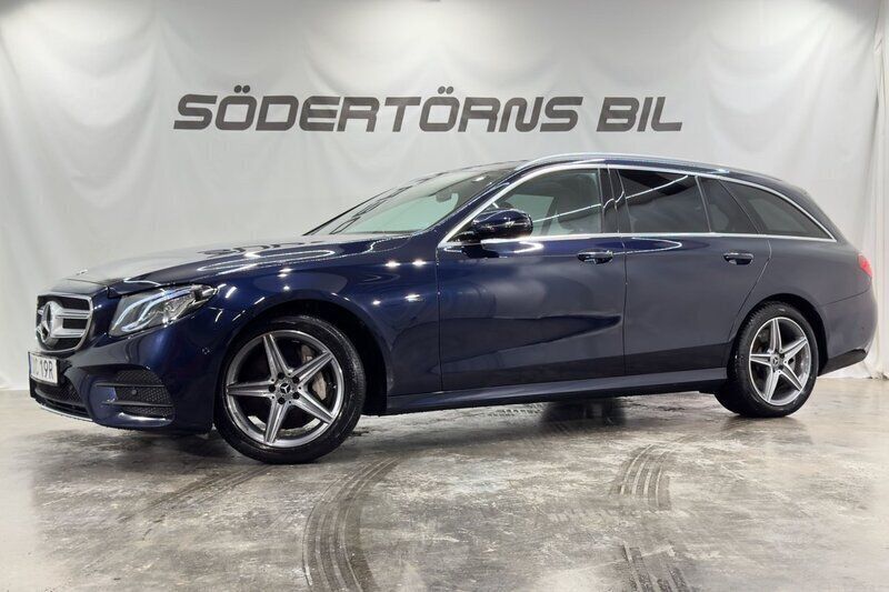Mörkblå (blå metallic) Begagnad 2020 Mercedes E300 AMG Kombi | 359 900 kr (Marknadspris) - Bild 1/4