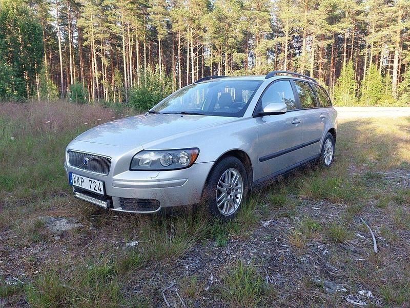 Grå Begagnad 2006 Volvo V50 Kombi | 25 000 kr (Lite dyr) - Bild 1/4