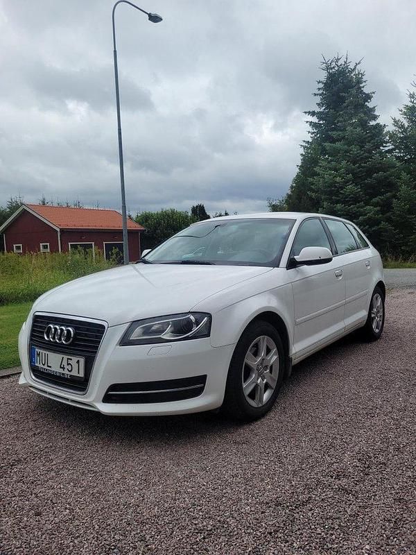 Vit Begagnad 2012 Audi A3 Sportback Attraction Halvkombi | 65 000 kr (Marknadspris) - Bild 1/4