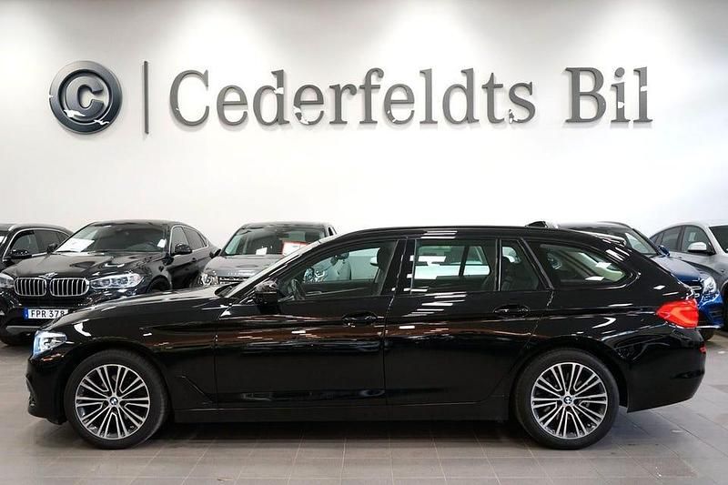 Svart Begagnad 2019 BMW 520 Sport Line Kombi | 278 900 kr (Marknadspris) - Bild 1/4