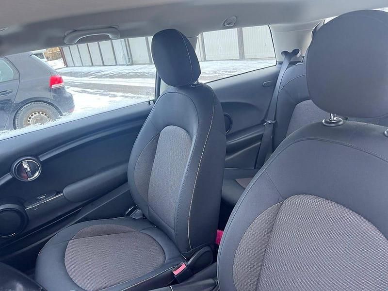 Begagnad Mini Cooper 136 HK (100 kW) 2017 Vitt tak och ränder Halvkombi