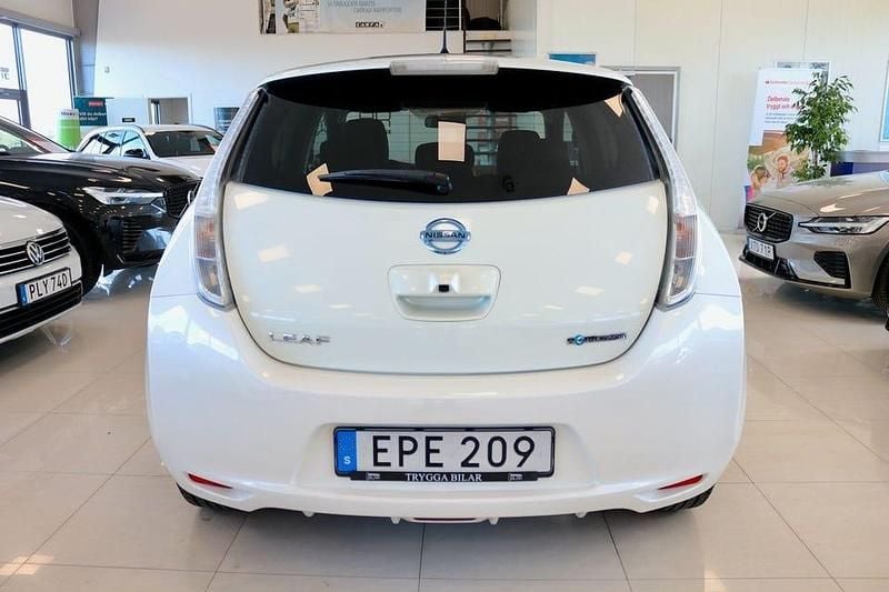 Begagnad Nissan Leaf SV 80 kW (109 HK) 2016 Vit Halvkombi