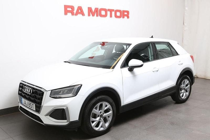 Vit Begagnad 2023 Audi Q2 Advanced SUV | 268 900 kr (Bra pris) - Bild 1/4