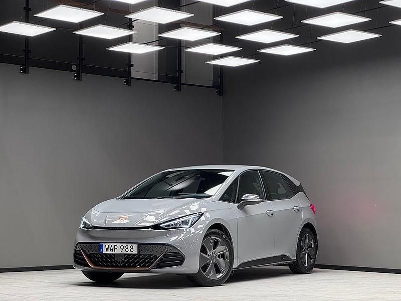 Ljusgrå Begagnad 2023 Cupra Born Halvkombi | 269 900 kr (Marknadspris) - Bild 1/3