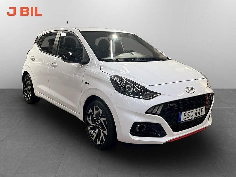 Vit Begagnad 2022 Hyundai i10 N Line Halvkombi | 144 900 kr (Marknadspris) - Bild 1/3