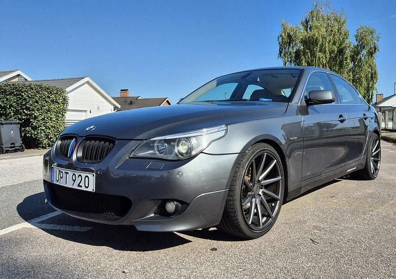 Grå Begagnad 2004 BMW 525 M Sport Sedan | 65 000 kr (Marknadspris) - Bild 1/4