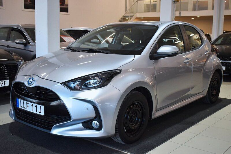 Silver Begagnad 2022 Toyota Yaris Hybrid Active Halvkombi | 214 900 kr (Marknadspris) - Bild 1/4